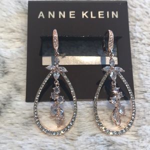 Beautiful teardrops earrings.  🌷gold tone 💖💝